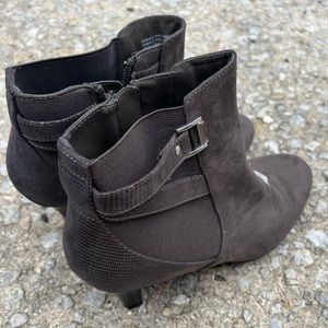 Karen Scott Size 9 grey heeled boots